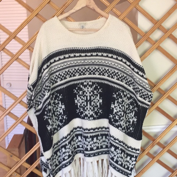 Cozy knitted poncho - Picture 2 of 3